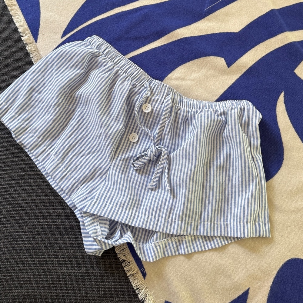 LOW RISE SHORTS WHITE BLUE SIZE 4 US